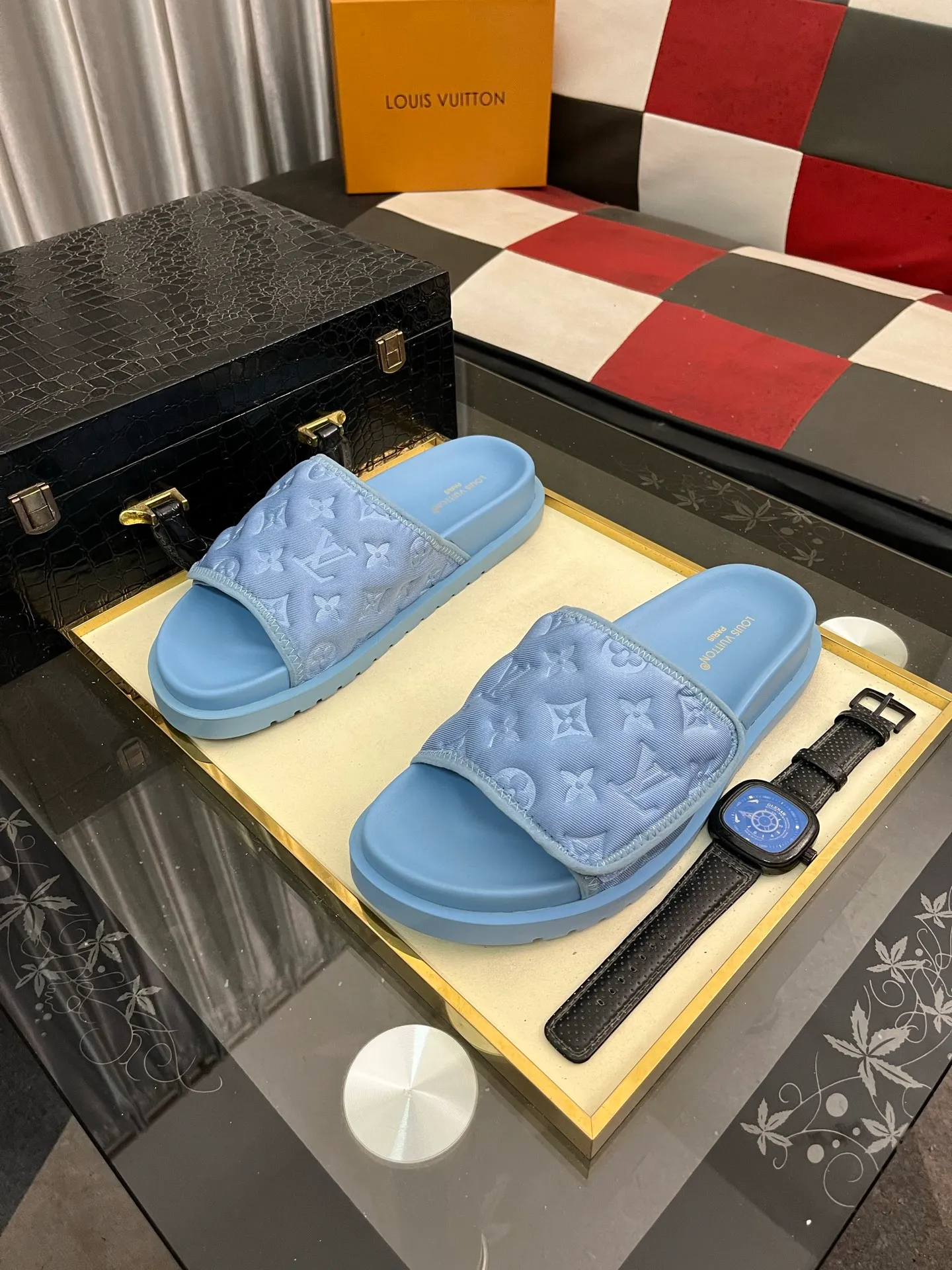 Men's men's shoes💰320⌚️⌚️[Louis Vuitton LV slippers] (high-end cowhide) counter 1:1 fashion style summer must-have! The designer used LV’s iconic outsole. The original simple slippers instantly become fashionable! The upper is made of flexible special cowhide leather straps alternately, and the workmanship is exquisite! A must-have for stylish men in summer, size 38-44
